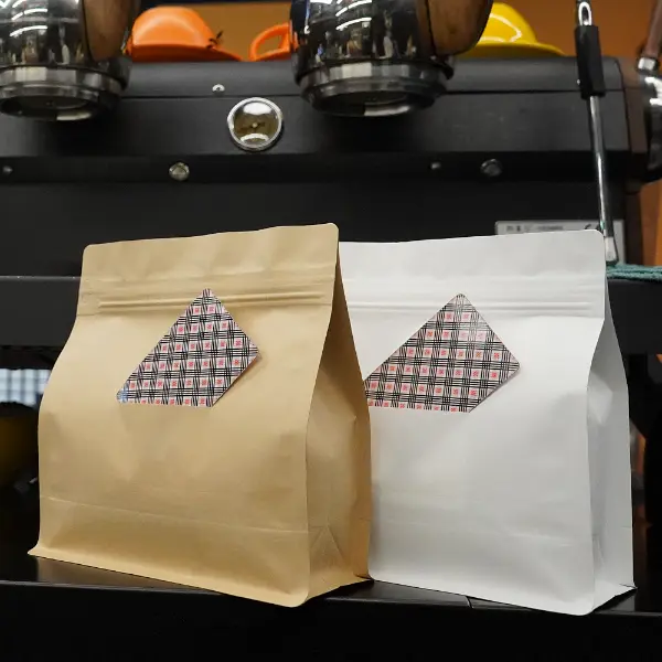 Bolsitas de café horizontales con abertura en cartón en vista frontal en kraft y papel blanco