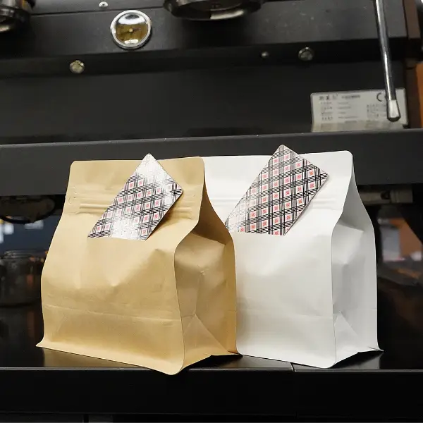 Bolsas de café horizontales con abertura para cartón expuestas en un entorno de cafetería