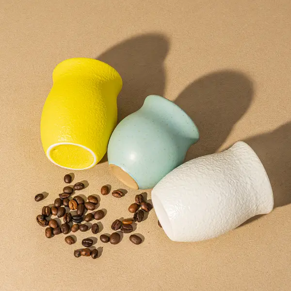 Taza cerámica áspera esmerilada de forma irregular con textura artesanal
