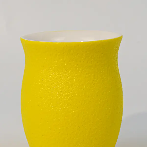 Interior liso y vidriado de una taza de café cerámica irregular