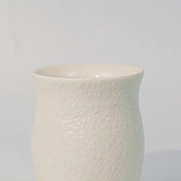 Detalle de borde mate esmerilado de una taza de café cerámica irregular