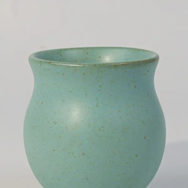 Base sin esmaltar de una taza cerámica esmerilada irregular