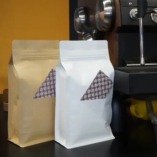 Bolsas de café de papel kraft de fondo plano con ventana de cartón
