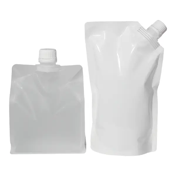 Detalle del material de la bolsa transparente del pico con acabado mate, superficie lisa y pico impermeable