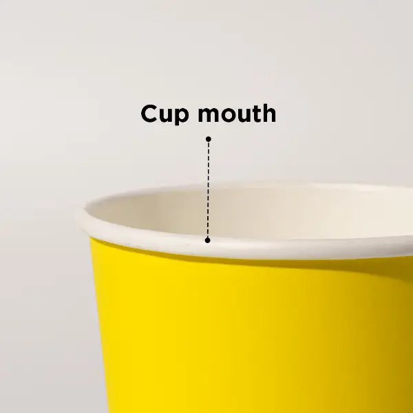 Plano cercano de la boca de un vaso de papel mostrando la estructura lisa del borde