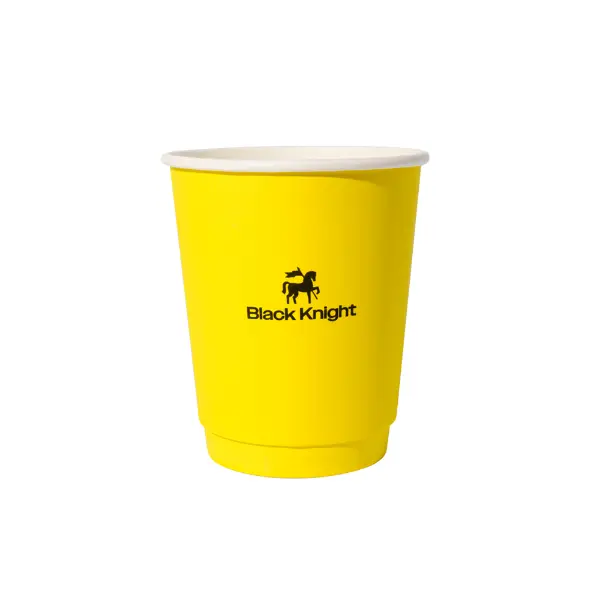 Vaso de papel amarillo único con el logo de Black Knight mostrado en una vista frontal limpia
