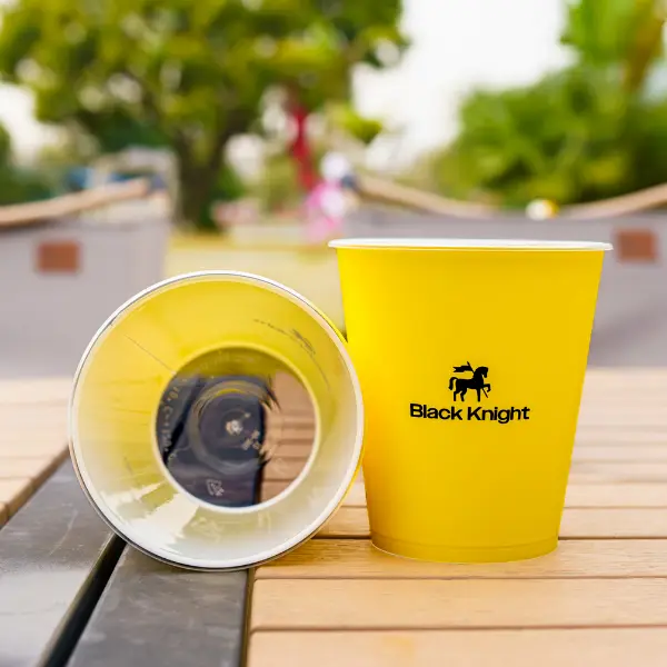 Vaso de hielo PET con logotipo personalizado en color amarillo, Adecuado para café con hielo y bebidas frías