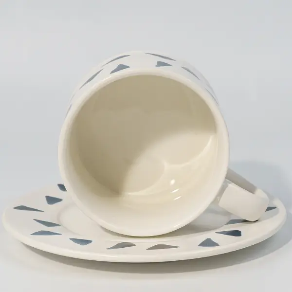 Vista interior de una taza de café de cerámica impresa mostrando un interior acristalado y liso