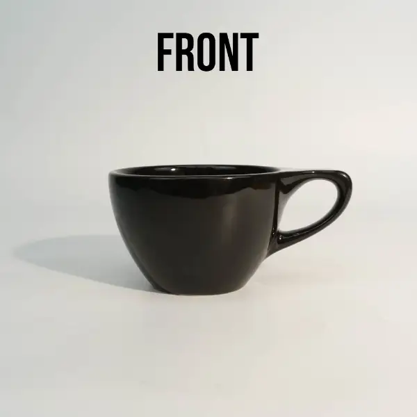 Vista frontal de una taza de café cerámica redonda y de borde plano personalizada