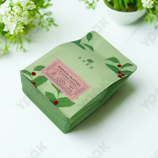 Pegatina de papel de forma personalizada aplicada en una bolsa de embalaje de café premium