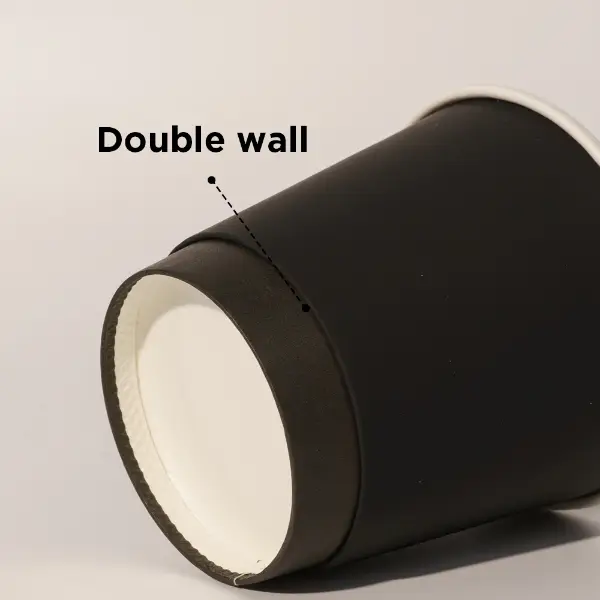Detalle de vaso de papel de doble pared suave para mejor aislamiento térmico y comodidad