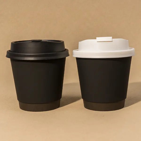 Vasos de papel suaves con tapas en blanco y negro, Diseño premium de doble pared para cafeterías