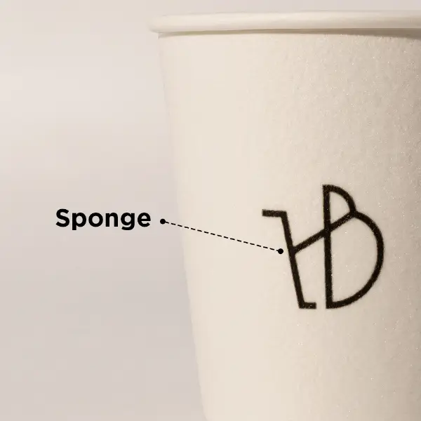 Primer plano de la textura de la superficie de la esponja en un vaso de papel personalizado