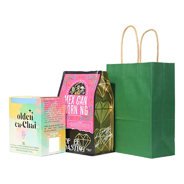 Pone pequeñas bolsas de regalo con asa para el envase de café y comida