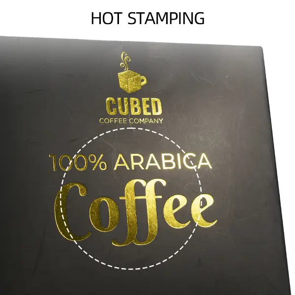Detalle del logo dorado con estampado en caliente en el embalaje premium de cajas de café UFO