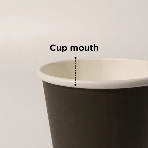 Detalle en primer plano del acabado UV puntual en un vaso de papel mate