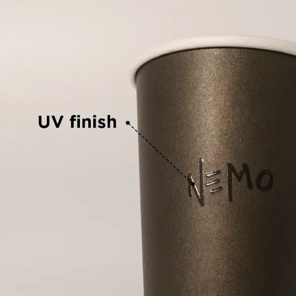 Detalle de la boca de la taza de papel mate UV para beber suavemente