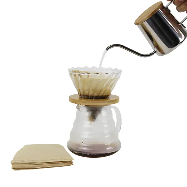 Papel filtro de café V60 durante el proceso de vertido sobre infusionado