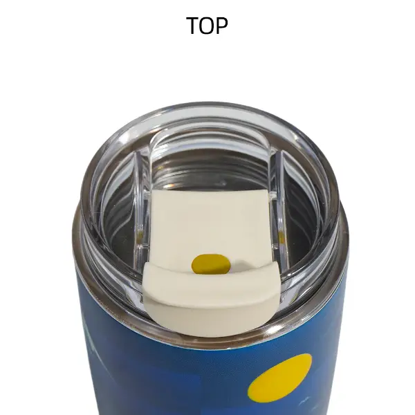 Detalle del bico para beber de una taza de vacío personalizada con tapa transparente