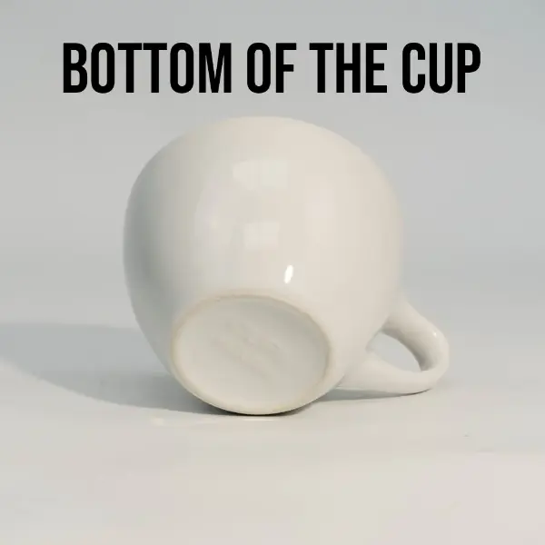 Vista inferior de la base de una taza de café cerámica blanca con tapa plana
