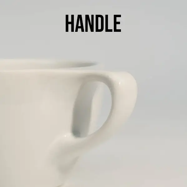 Detalle del mango de una taza de café cerámica blanca de tapa plana