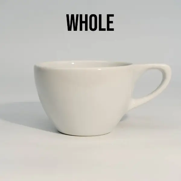 Vista completa de la taza de café cerámica blanca de tapa plana con asa